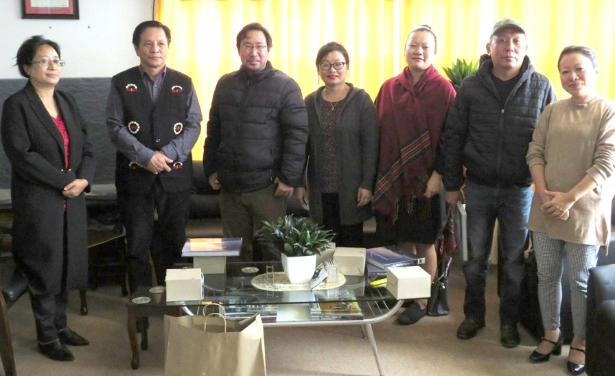Nagaland Press Association (NPA) and Kohima Press Club (KPC) called on the outgoing IPR Director, Limawati Ao (second from left) at his office chamber, Kohima on October 23. (DIPR Photo)